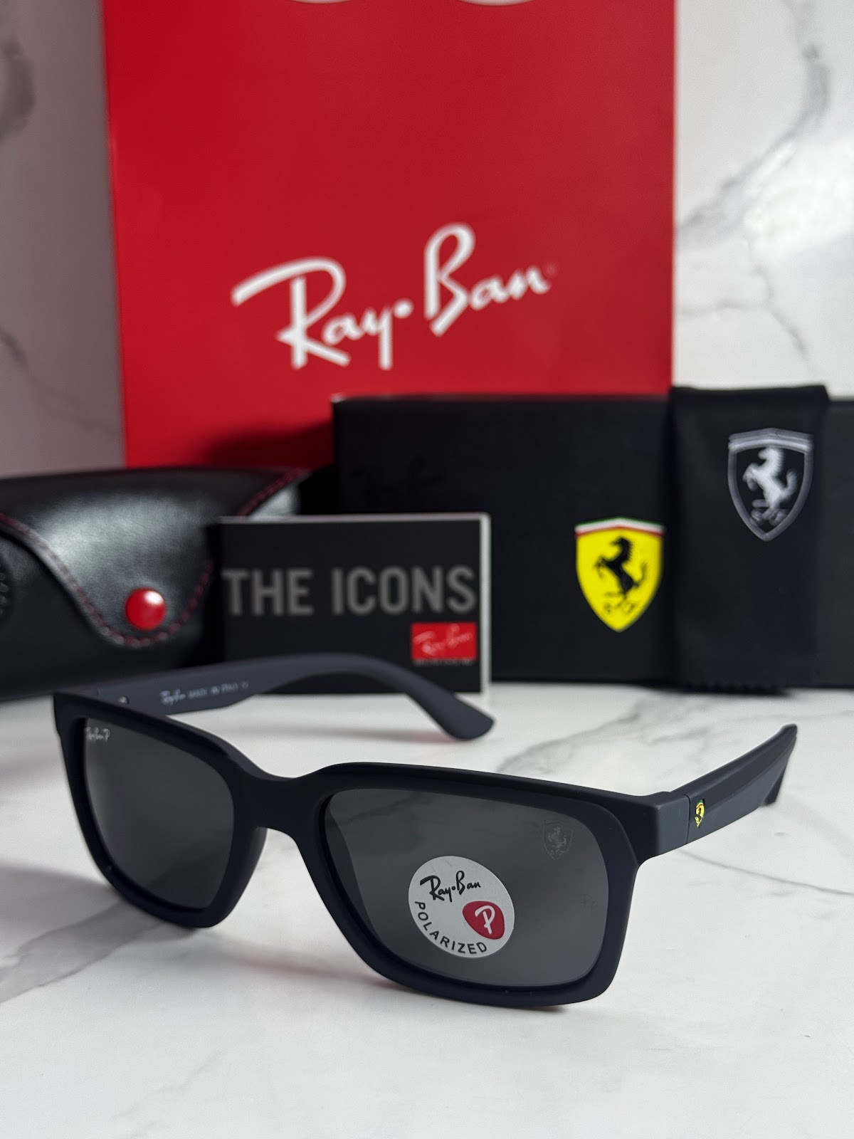 Lentes FERRARI — Ref. LF-L236-0102 con el packaging mostrado en la fotografía