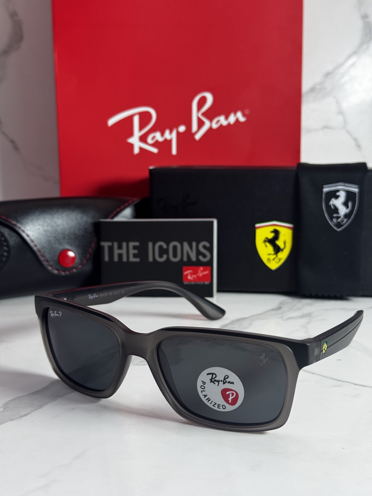 Lentes FERRARI — Ref. LF-L236-0104 con el packaging mostrado en la fotografía