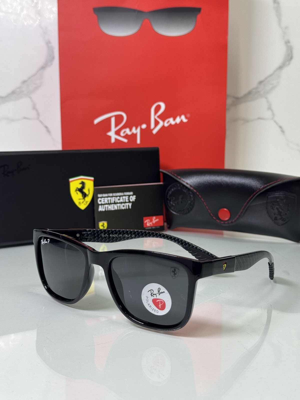 Lentes FERRARI — Ref. LF-L236-0131 con el packaging mostrado en la fotografía