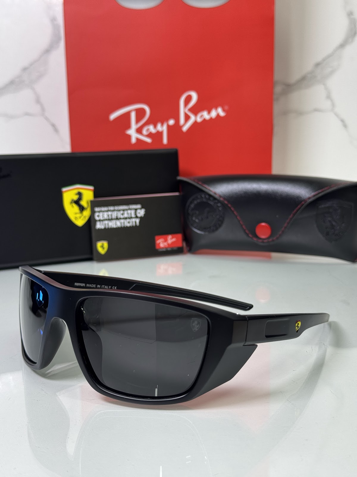 Lentes FERRARI — Ref. LF-L236-0137 con el packaging mostrado en la fotografía