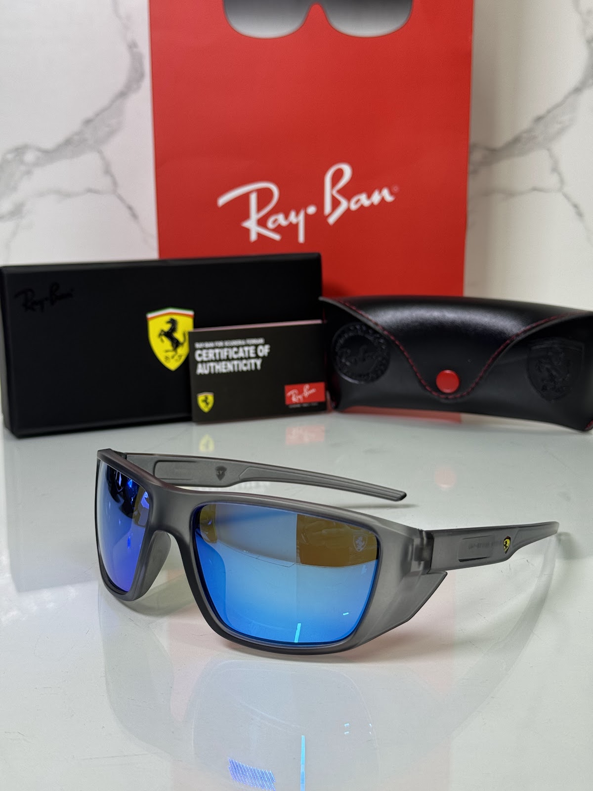 Lentes FERRARI — Ref. LF-L236-0139 con el packaging mostrado en la fotografía