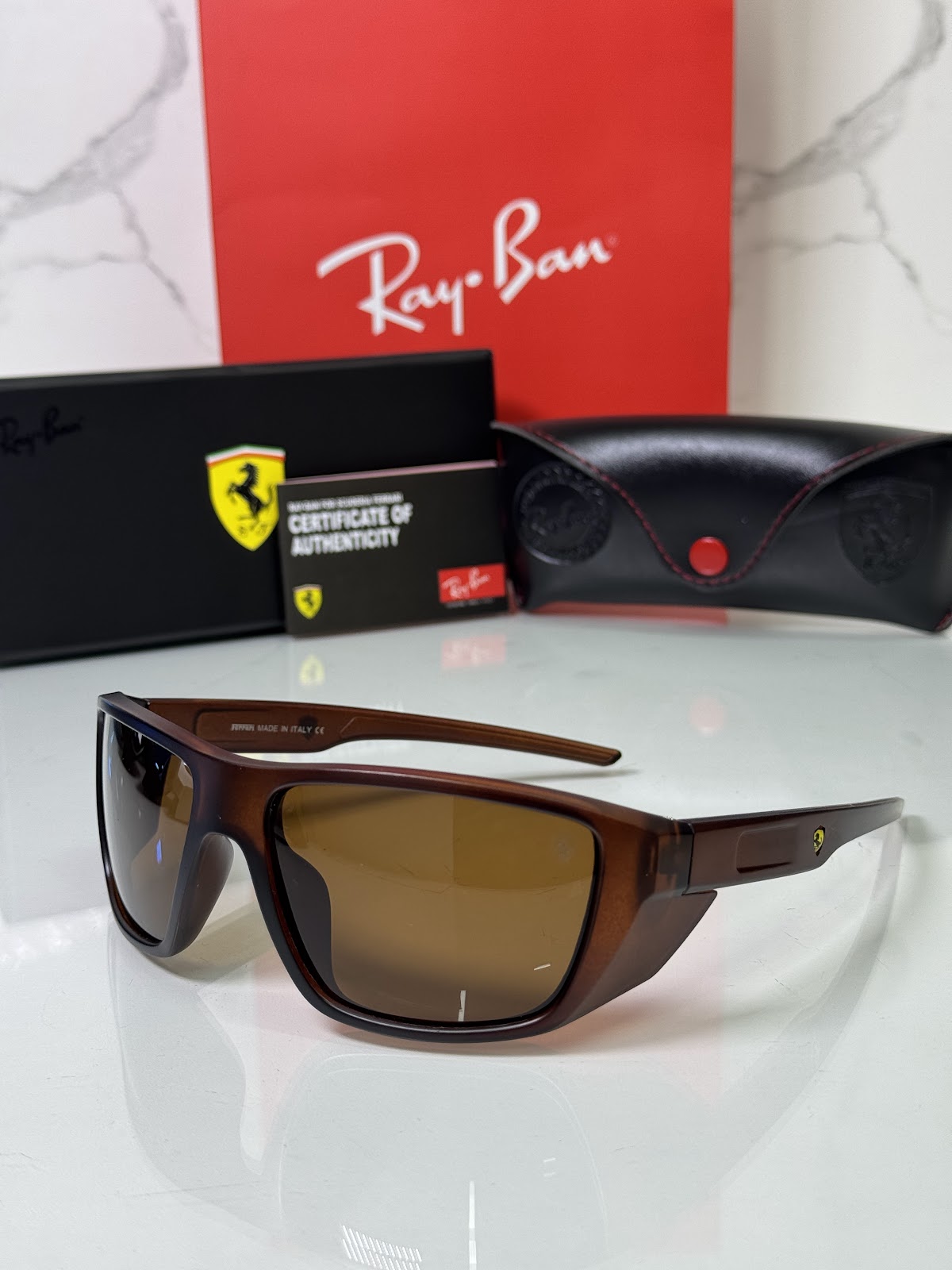 Lentes FERRARI — Ref. LF-L236-0140 con el packaging mostrado en la fotografía
