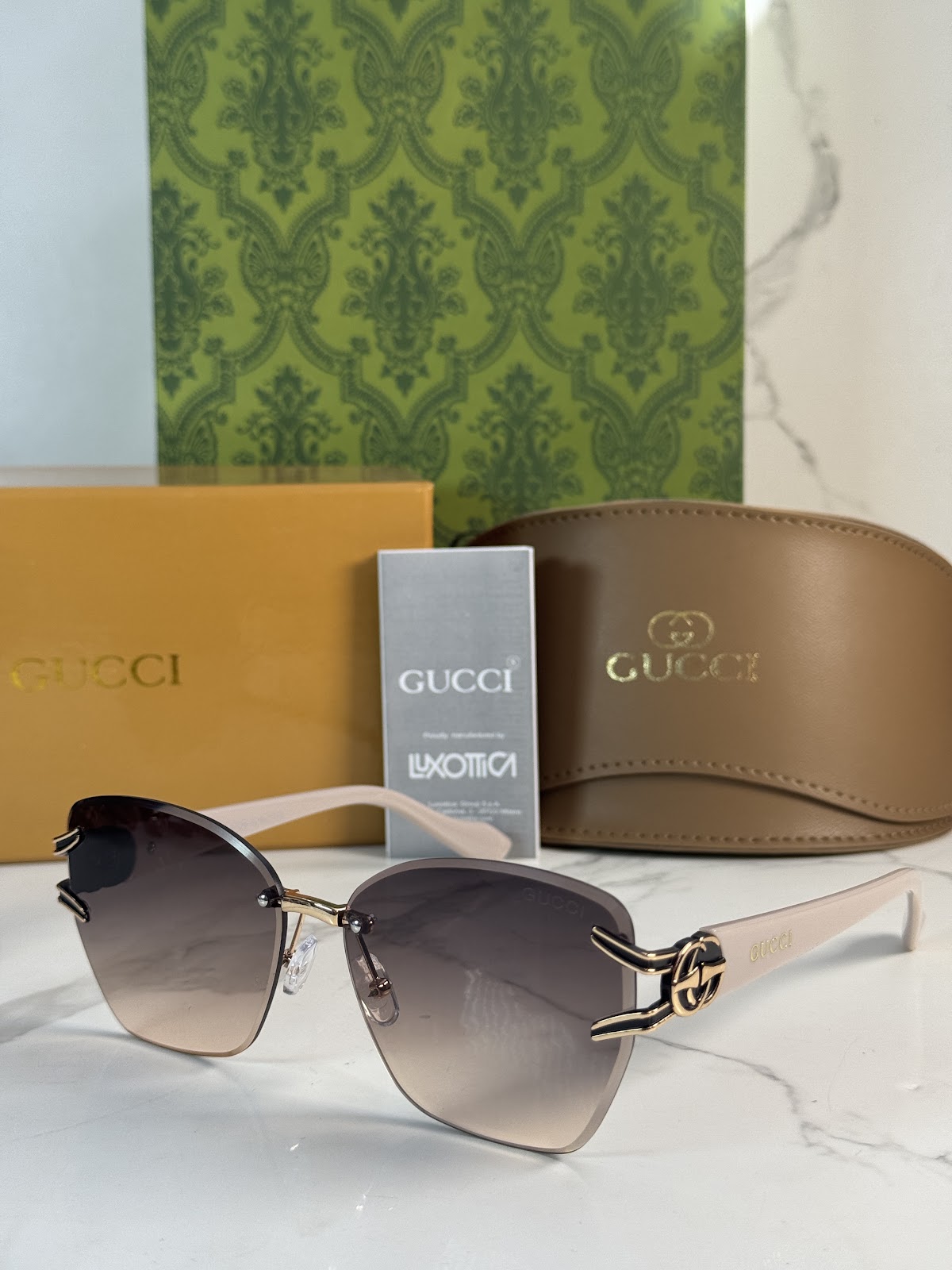 Lentes GUCCI — Ref. LF-L221-0009 con el packaging mostrado en la fotografía