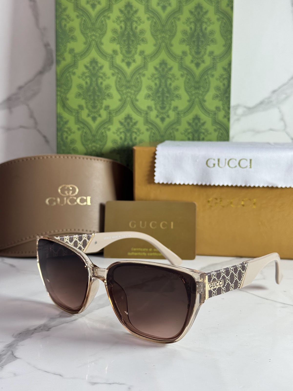 Lentes GUCCI — Ref. LF-L221-0041 con el packaging mostrado en la fotografía