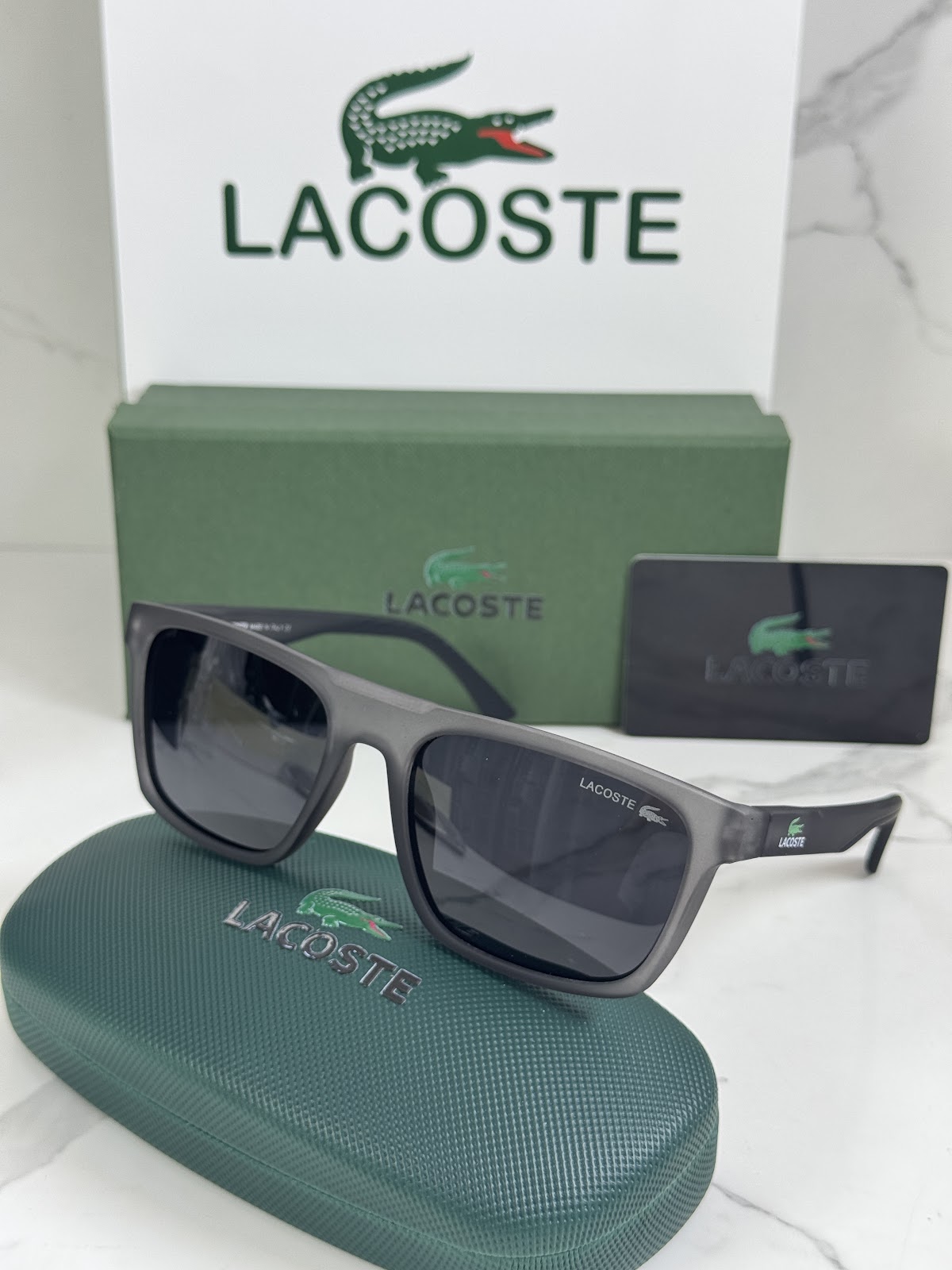 Lentes LACOSTE — Ref. LF-L233-0005 con el packaging mostrado en la fotografía