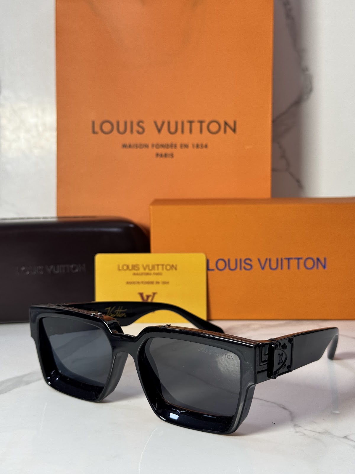 Lentes LOUIS VUITTON — Ref. LF-L225-0009 con el packaging mostrado en la fotografía