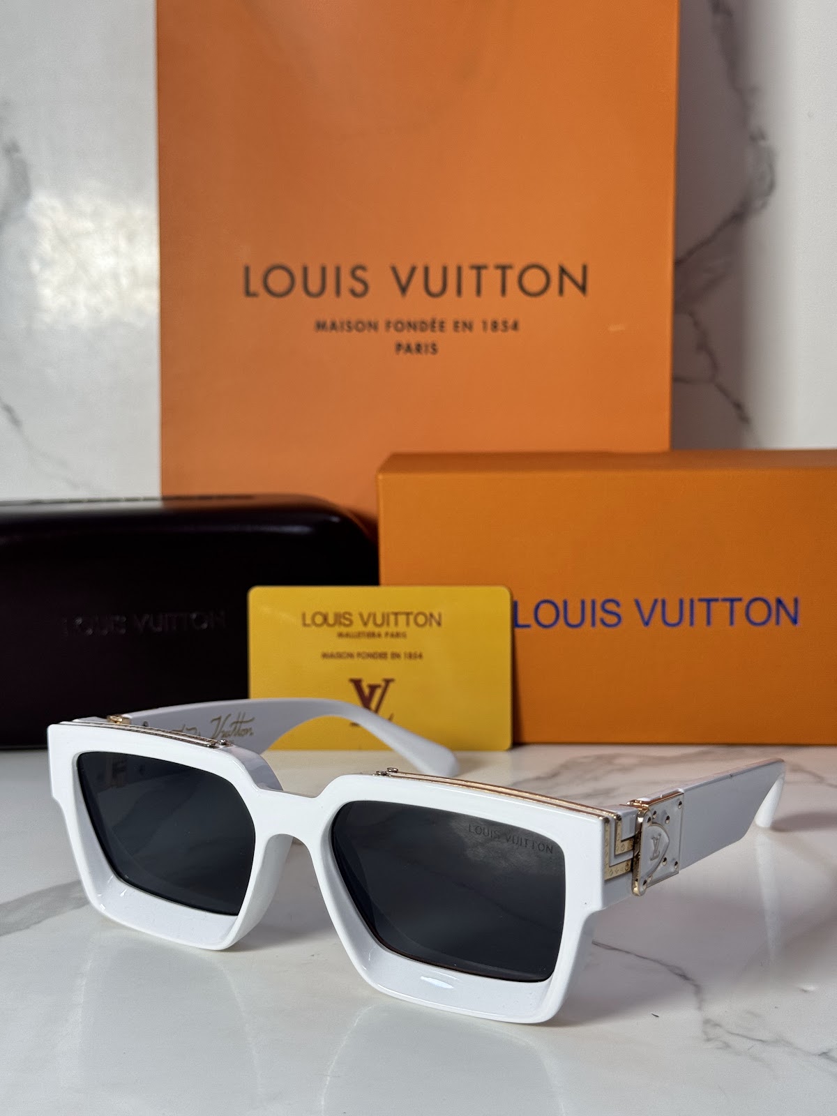 Lentes LOUIS VUITTON — Ref. LF-L225-0010 con el packaging mostrado en la fotografía