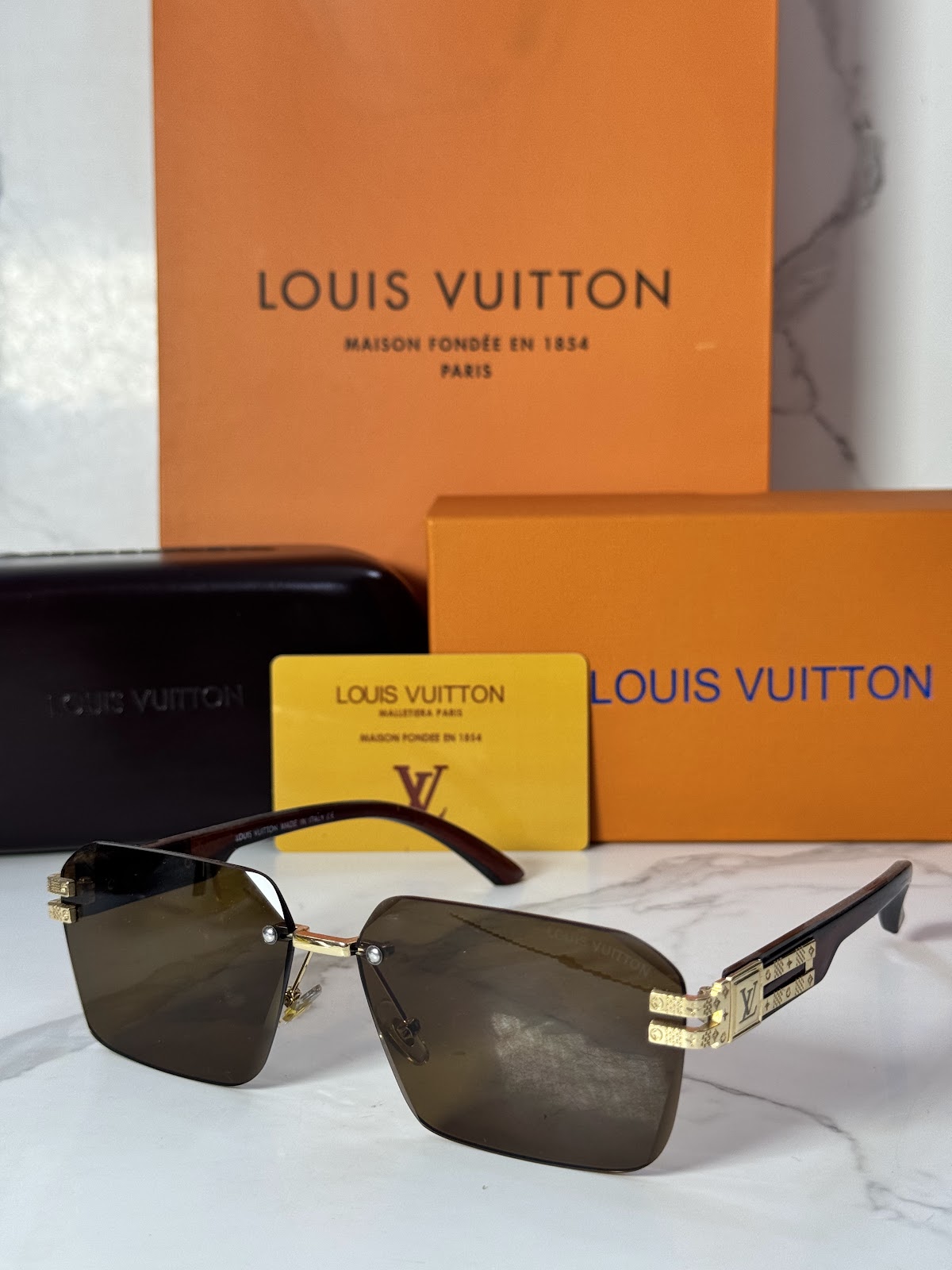 Lentes LOUIS VUITTON — Ref. LF-L225-0015 con el packaging mostrado en la fotografía