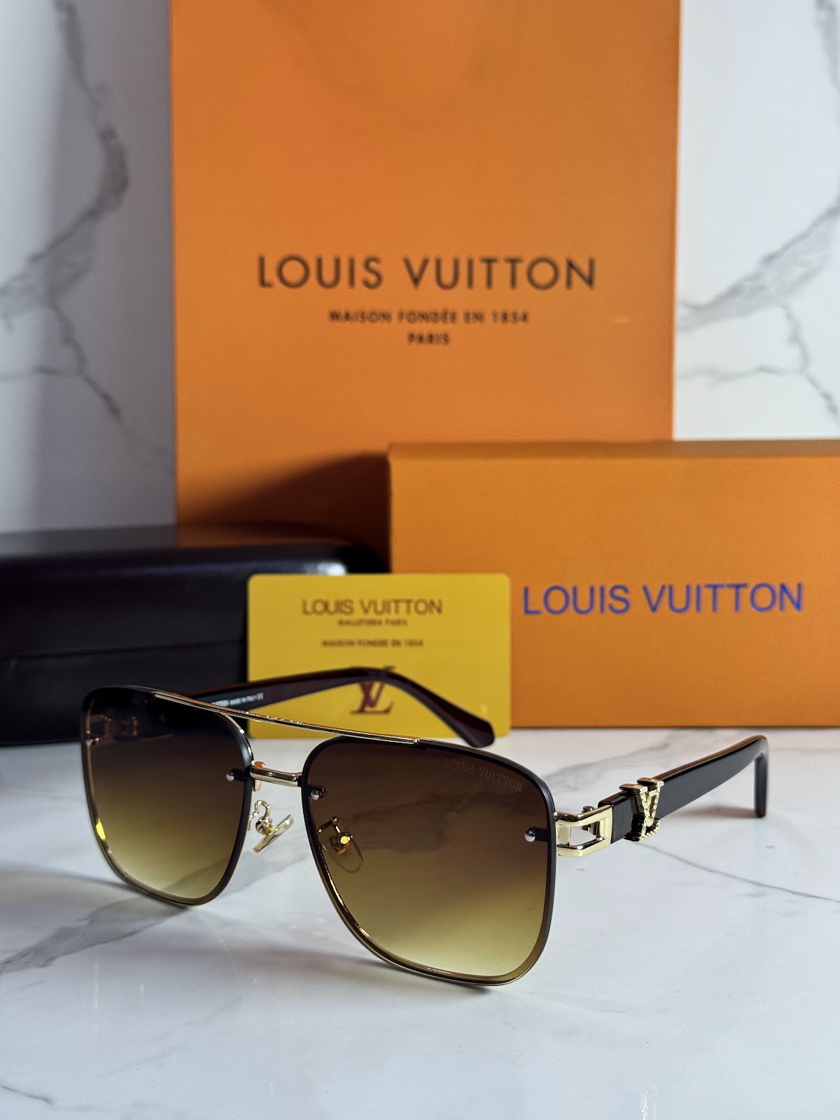 Lentes LOUIS VUITTON — Ref. LF-L225-0021 con el packaging mostrado en la fotografía