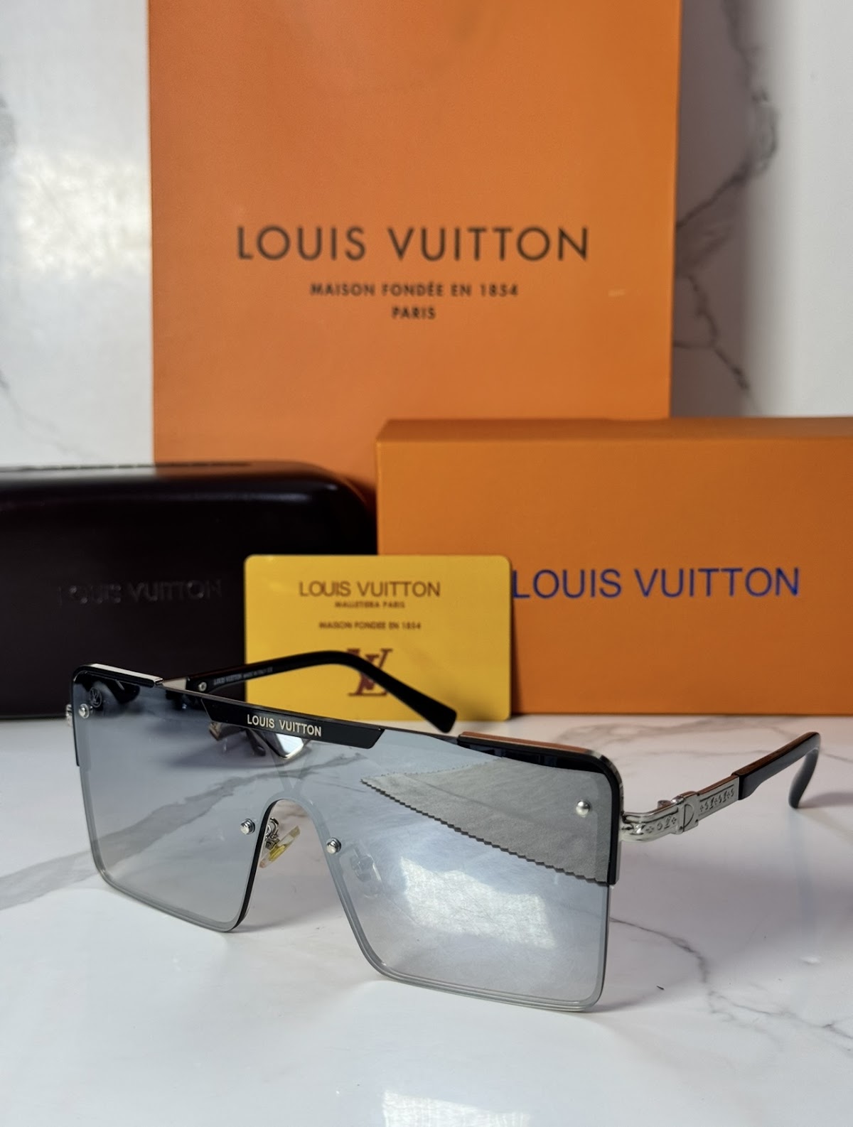 Lentes LOUIS VUITTON — Ref. LF-L225-0029 con el packaging mostrado en la fotografía