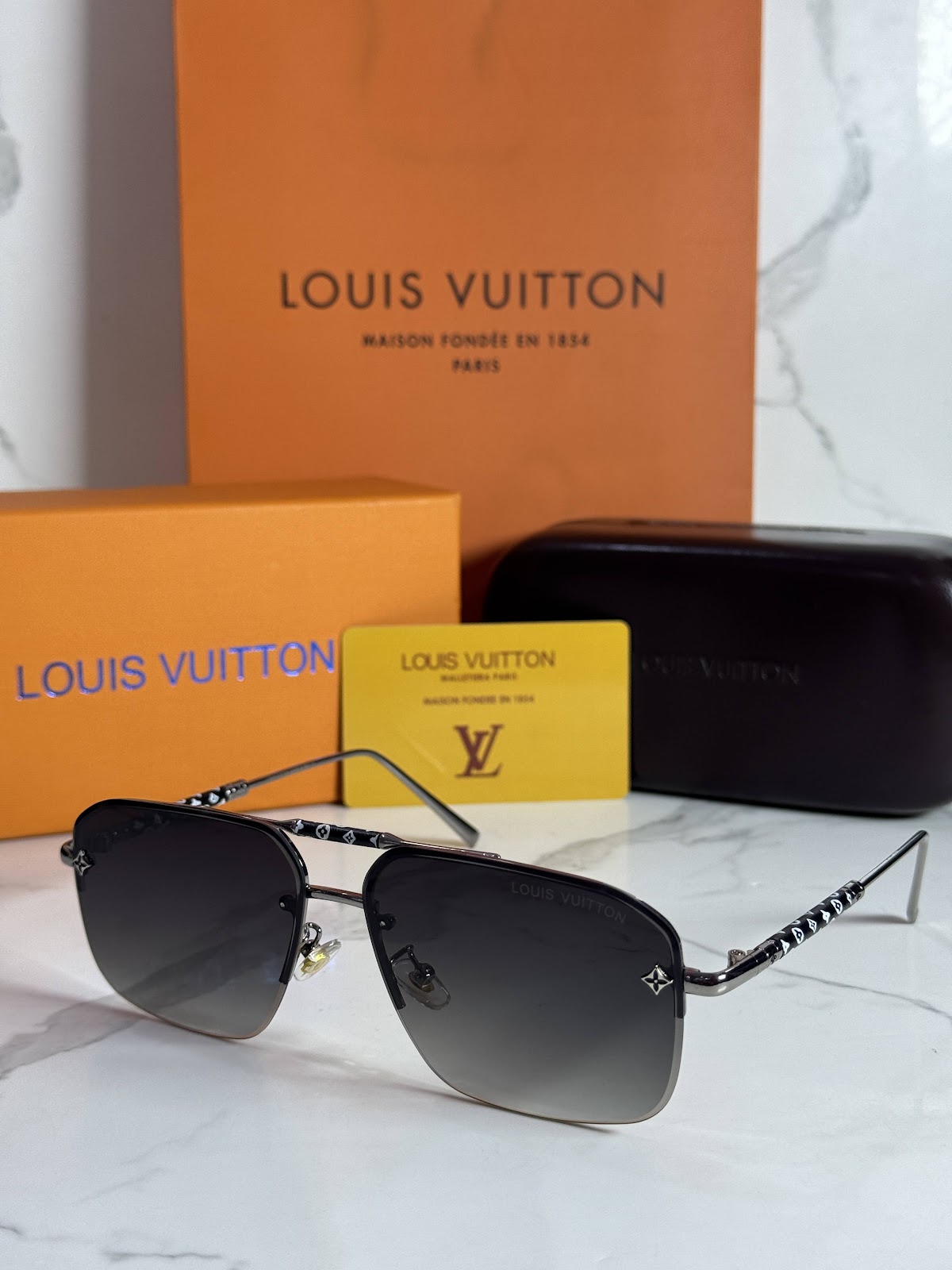 Lentes LOUIS VUITTON — Ref. LF-L225-0033 con el packaging mostrado en la fotografía