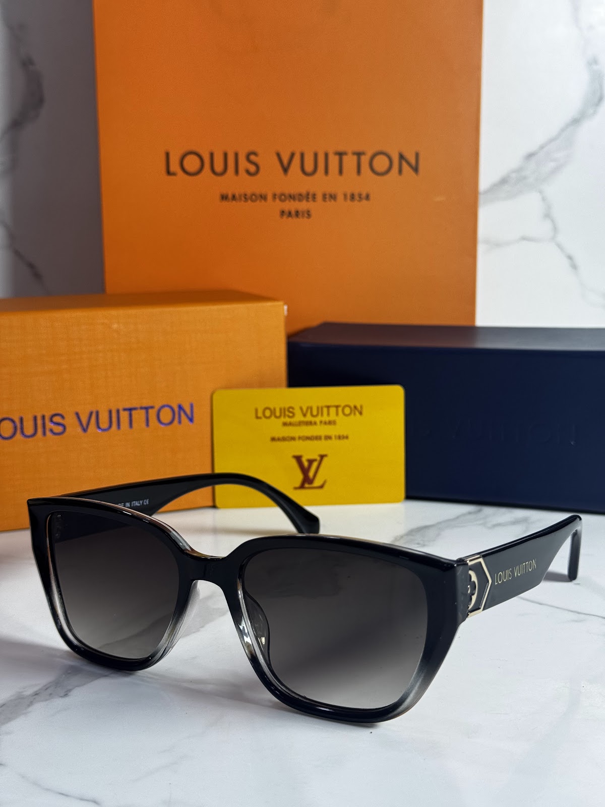 Lentes LOUIS VUITTON — Ref. LF-L225-0039 con el packaging mostrado en la fotografía