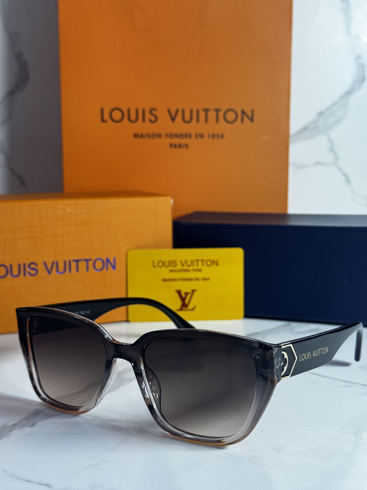 Lentes LOUIS VUITTON — Ref. LF-L225-0041 con el packaging mostrado en la fotografía