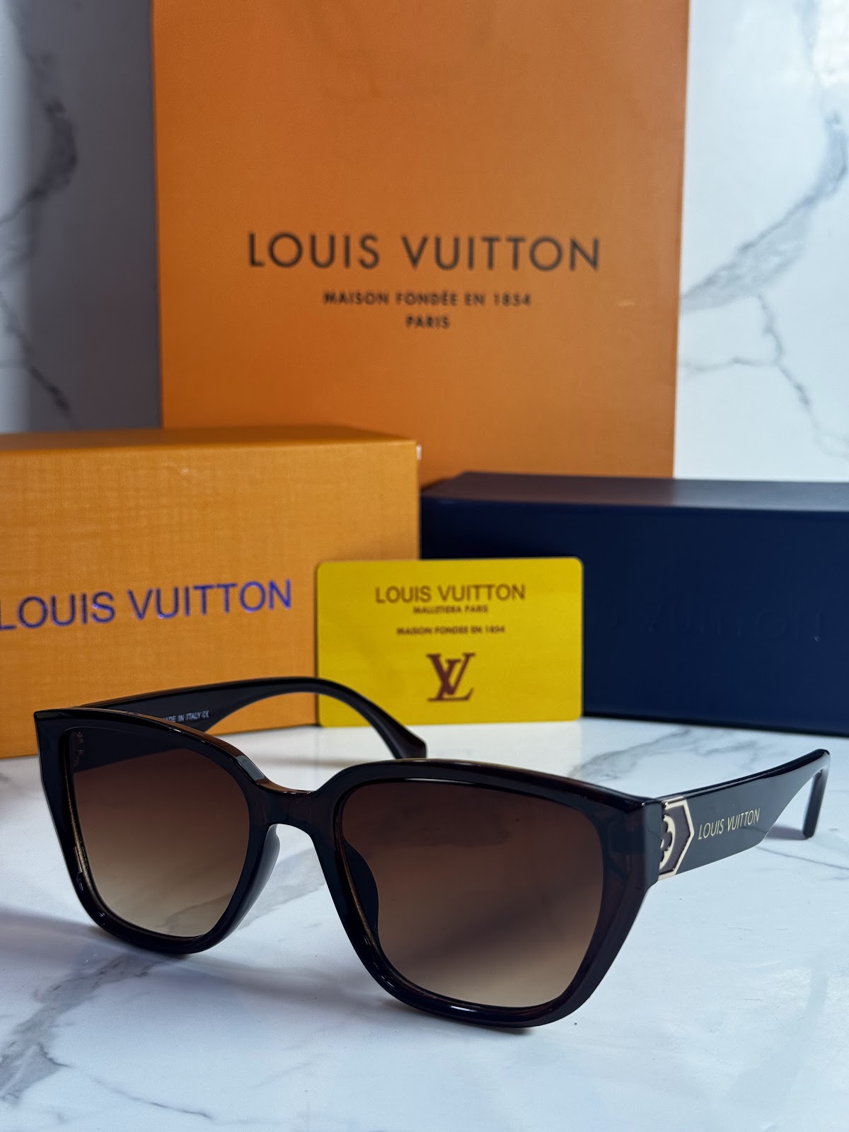 Lentes LOUIS VUITTON — Ref. LF-L225-0042 con el packaging mostrado en la fotografía