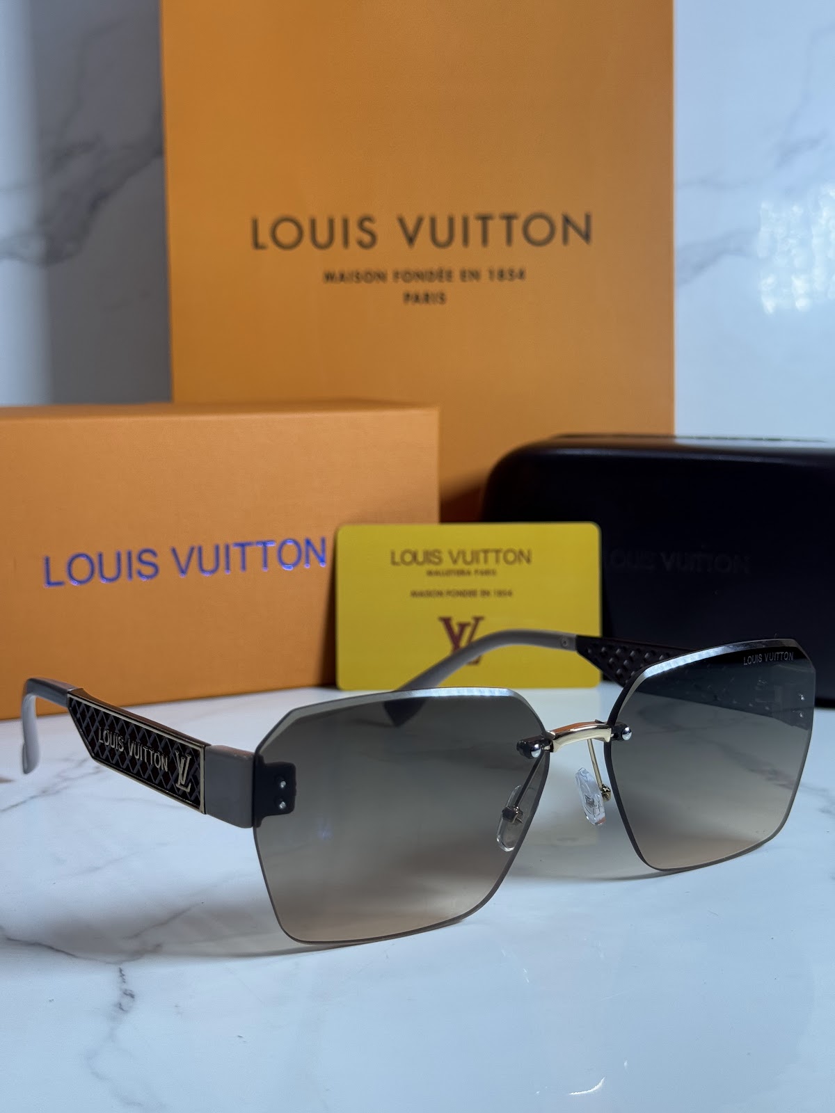 Lentes LOUIS VUITTON — Ref. LF-L225-0046 con el packaging mostrado en la fotografía