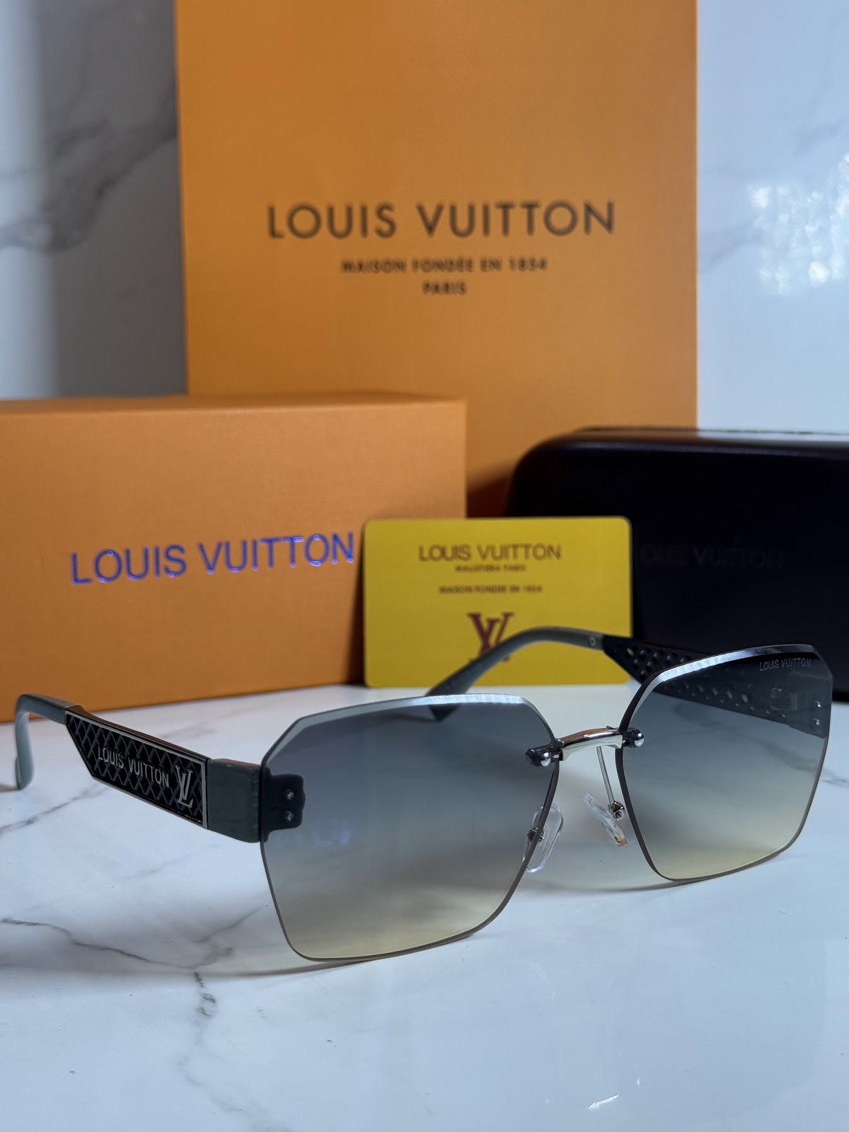 Lentes LOUIS VUITTON — Ref. LF-L225-0048 con el packaging mostrado en la fotografía