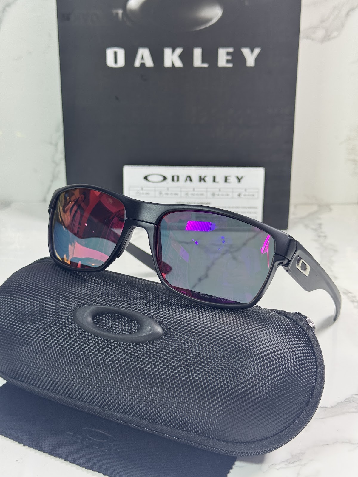 Lentes OAKLEY — Ref. LF-L235-0003 con el packaging mostrado en la fotografía