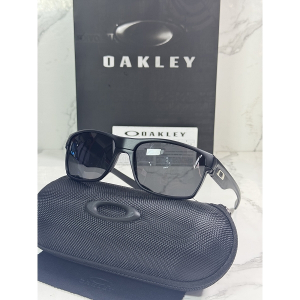 Lentes OAKLEY — Ref. LF-L235-0009 con el packaging mostrado en la fotografía