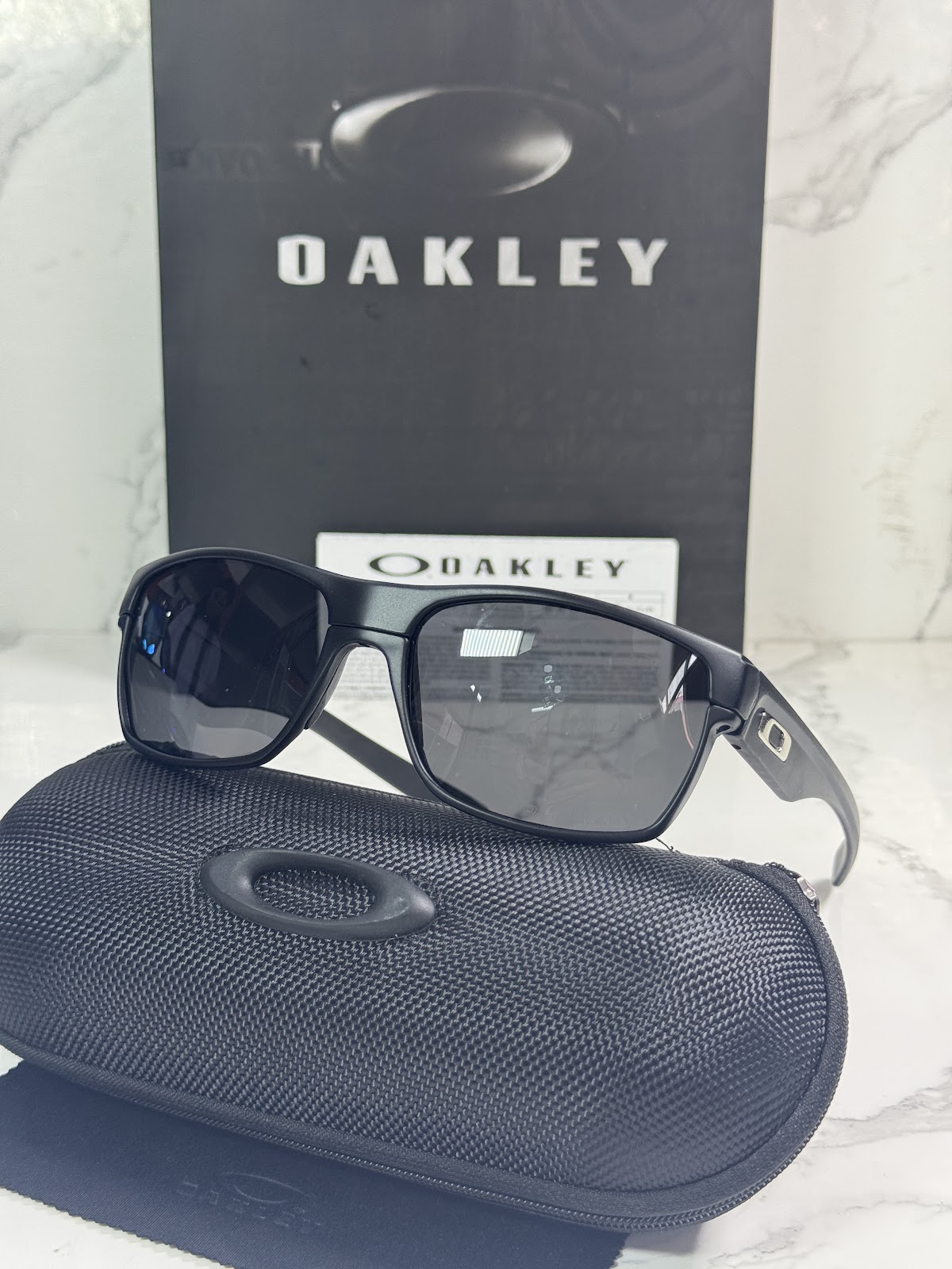 Lentes OAKLEY — Ref. LF-L235-0009 con el packaging mostrado en la fotografía