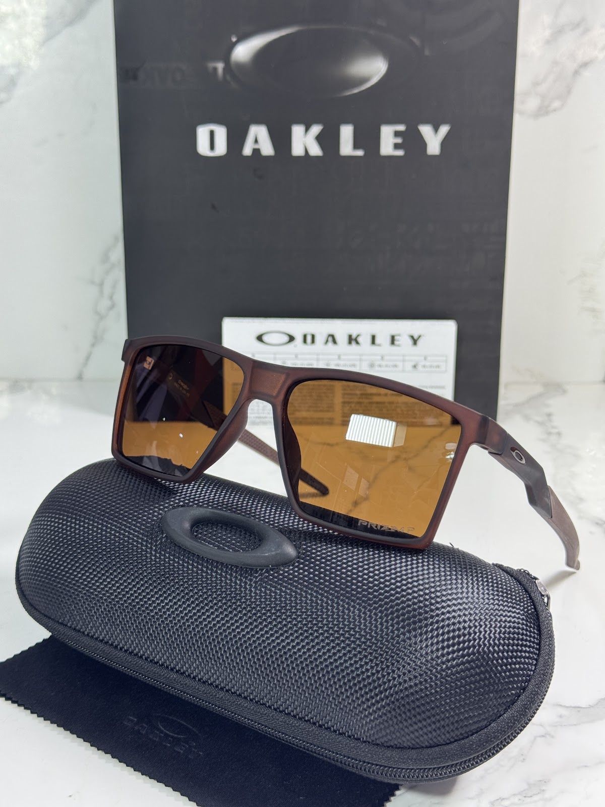 Lentes OAKLEY — Ref. LF-L235-0010 con el packaging mostrado en la fotografía