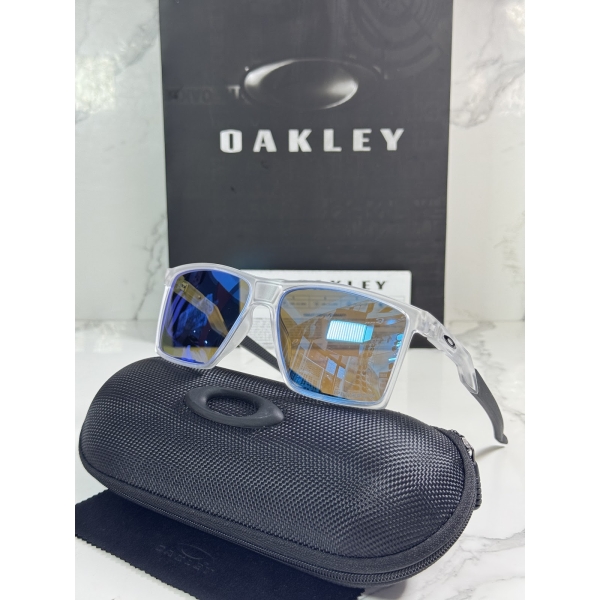 Lentes OAKLEY — Ref. LF-L235-0011 con el packaging mostrado en la fotografía