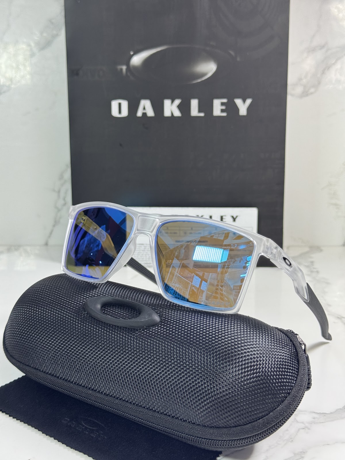 Lentes OAKLEY — Ref. LF-L235-0011 con el packaging mostrado en la fotografía