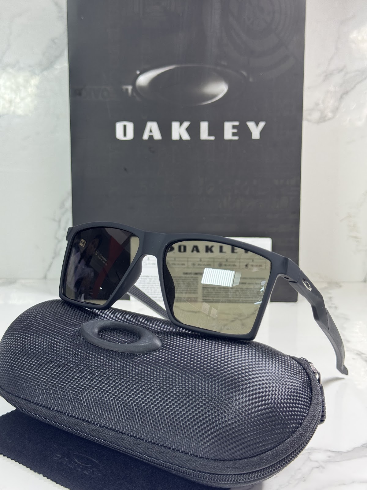 Lentes OAKLEY — Ref. LF-L235-0012 con el packaging mostrado en la fotografía