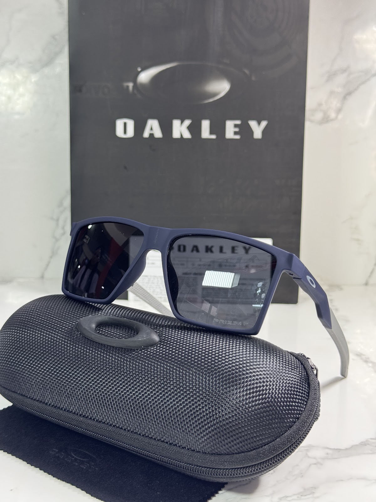 Lentes OAKLEY — Ref. LF-L235-0013 con el packaging mostrado en la fotografía
