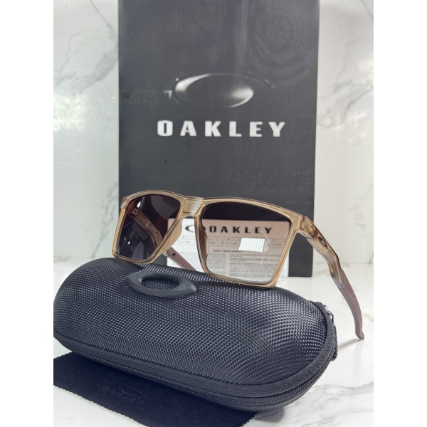 Lentes OAKLEY — Ref. LF-L235-0014 con el packaging mostrado en la fotografía