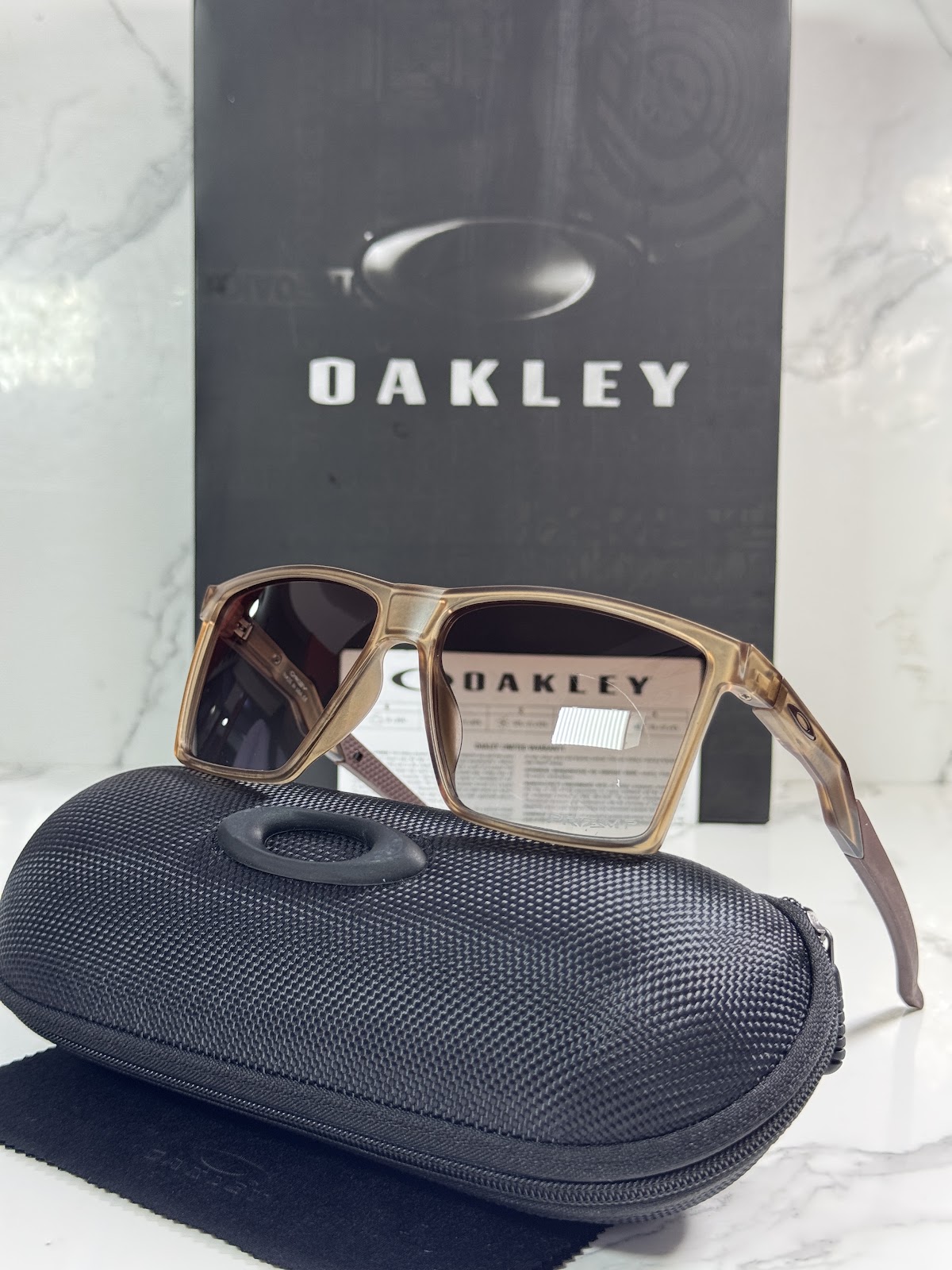 Lentes OAKLEY — Ref. LF-L235-0014 con el packaging mostrado en la fotografía