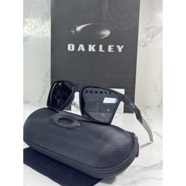 Lentes OAKLEY — Ref. LF-L235-0015 con el packaging mostrado en la fotografía