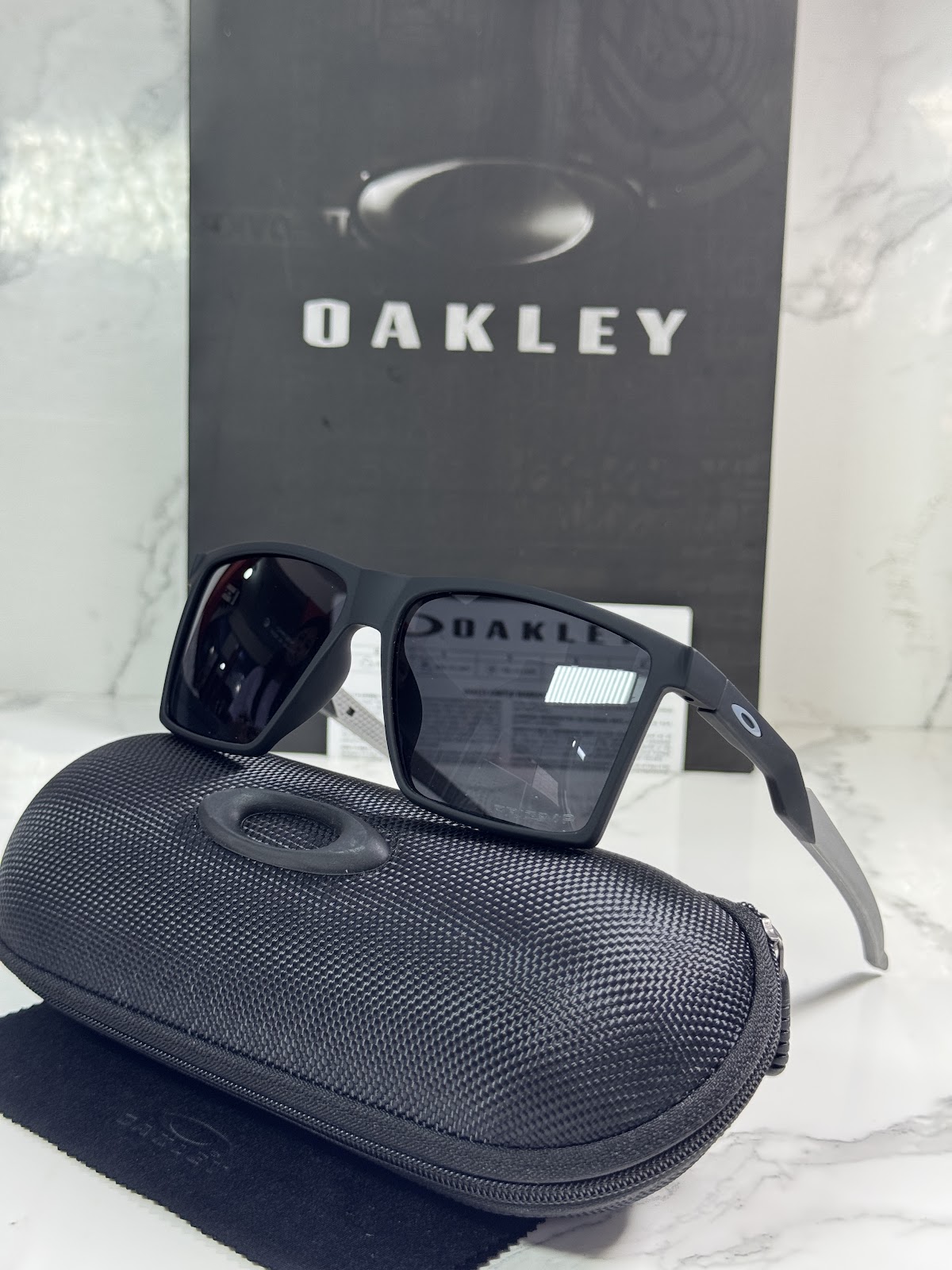 Lentes OAKLEY — Ref. LF-L235-0015 con el packaging mostrado en la fotografía