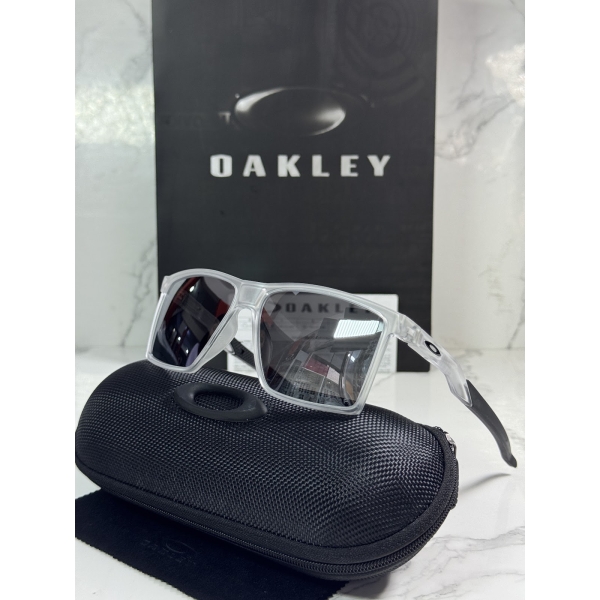 Lentes OAKLEY — Ref. LF-L235-0016 con el packaging mostrado en la fotografía