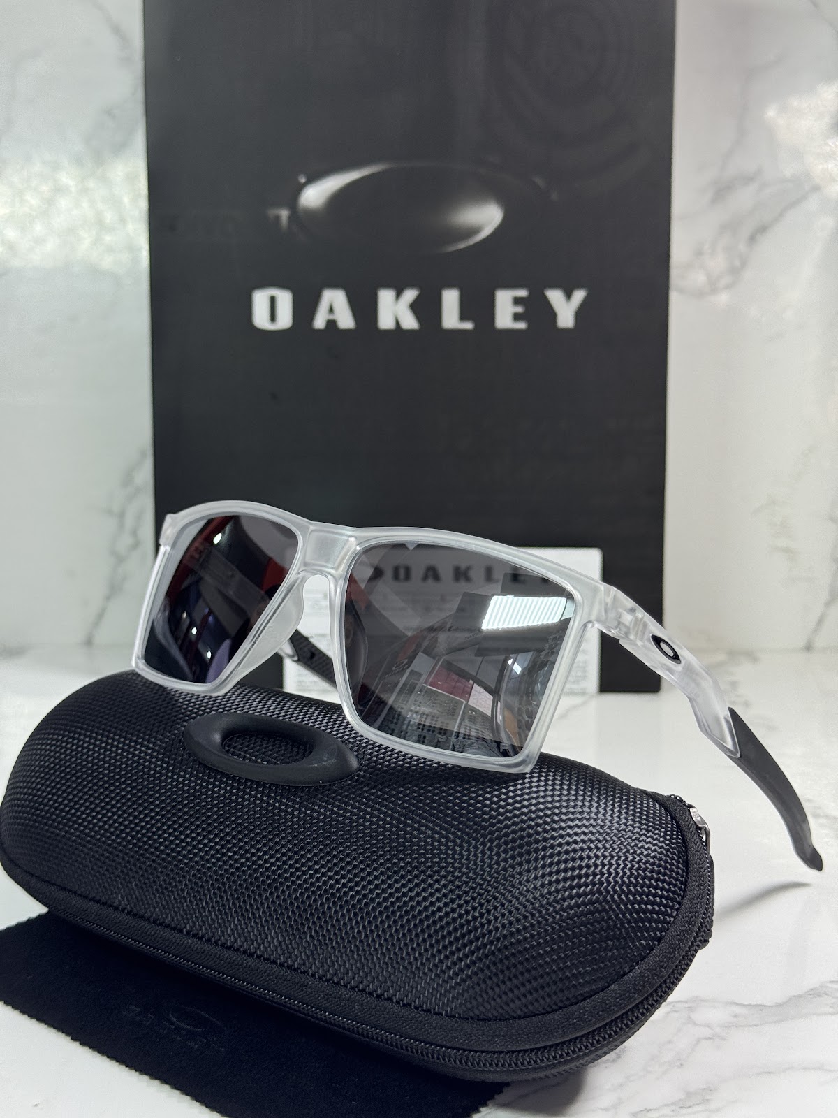 Lentes OAKLEY — Ref. LF-L235-0016 con el packaging mostrado en la fotografía