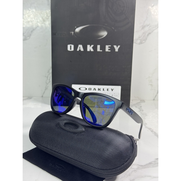 Lentes OAKLEY — Ref. LF-L235-0017 con el packaging mostrado en la fotografía