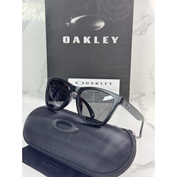 Lentes OAKLEY — Ref. LF-L235-0018 con el packaging mostrado en la fotografía