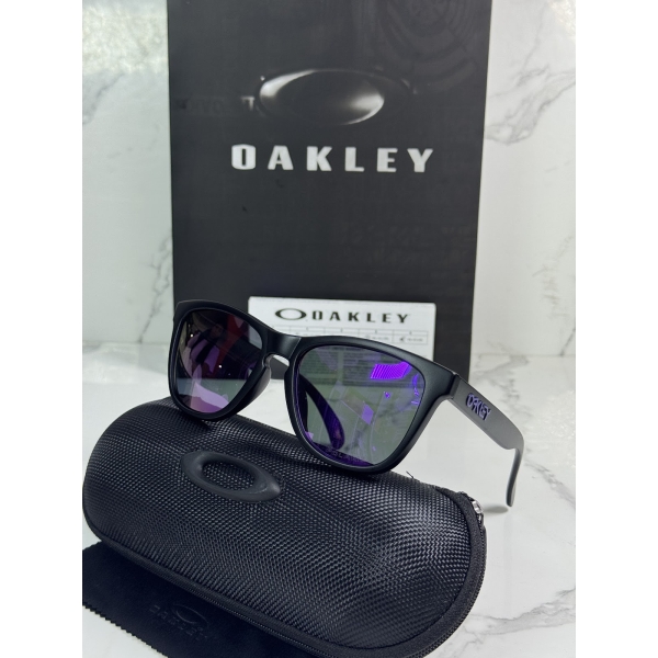 Lentes OAKLEY — Ref. LF-L235-0019 con el packaging mostrado en la fotografía