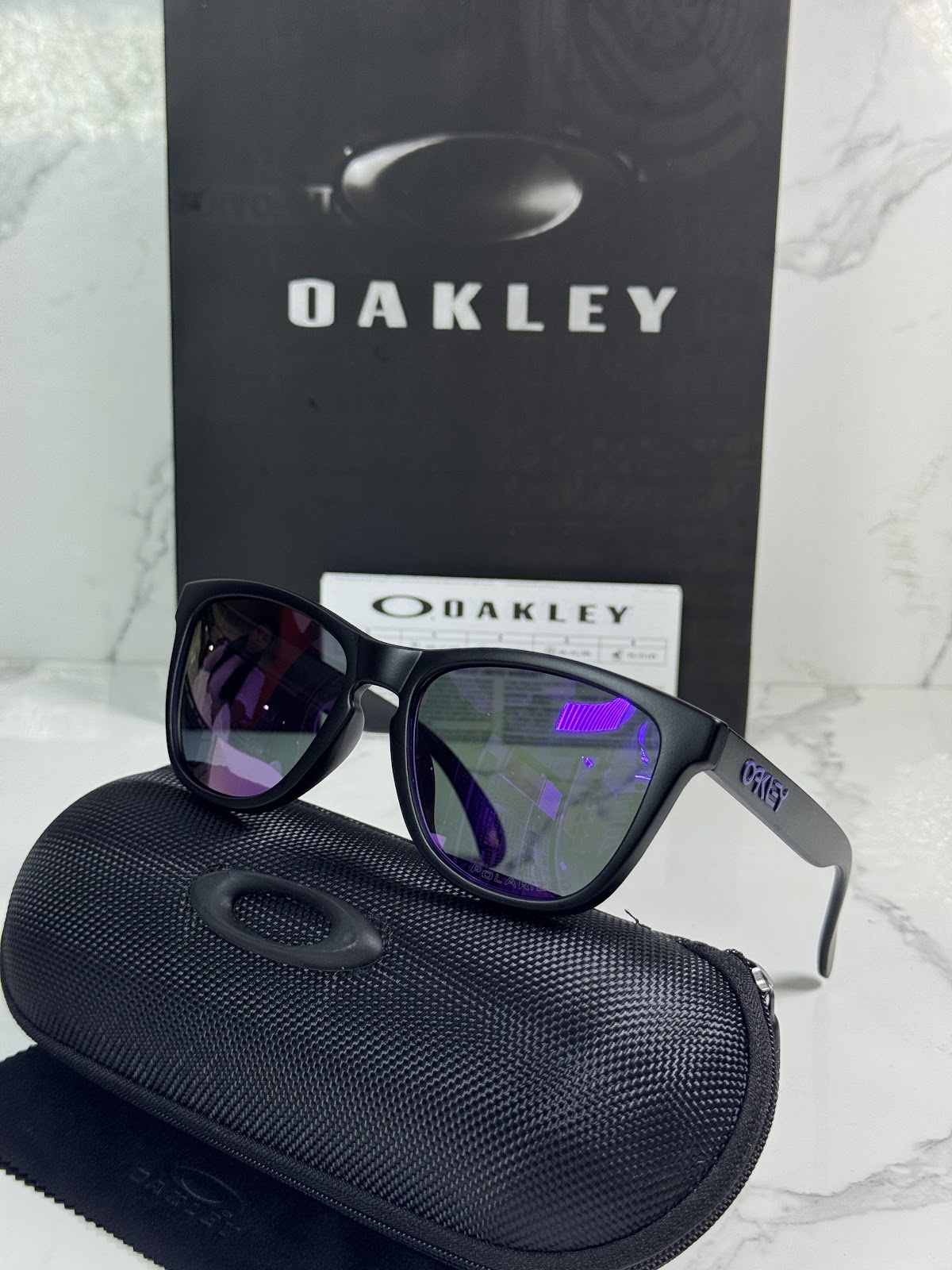 Lentes OAKLEY — Ref. LF-L235-0019 con el packaging mostrado en la fotografía