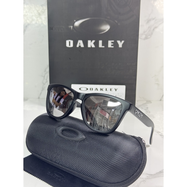 Lentes OAKLEY — Ref. LF-L235-0020 con el packaging mostrado en la fotografía