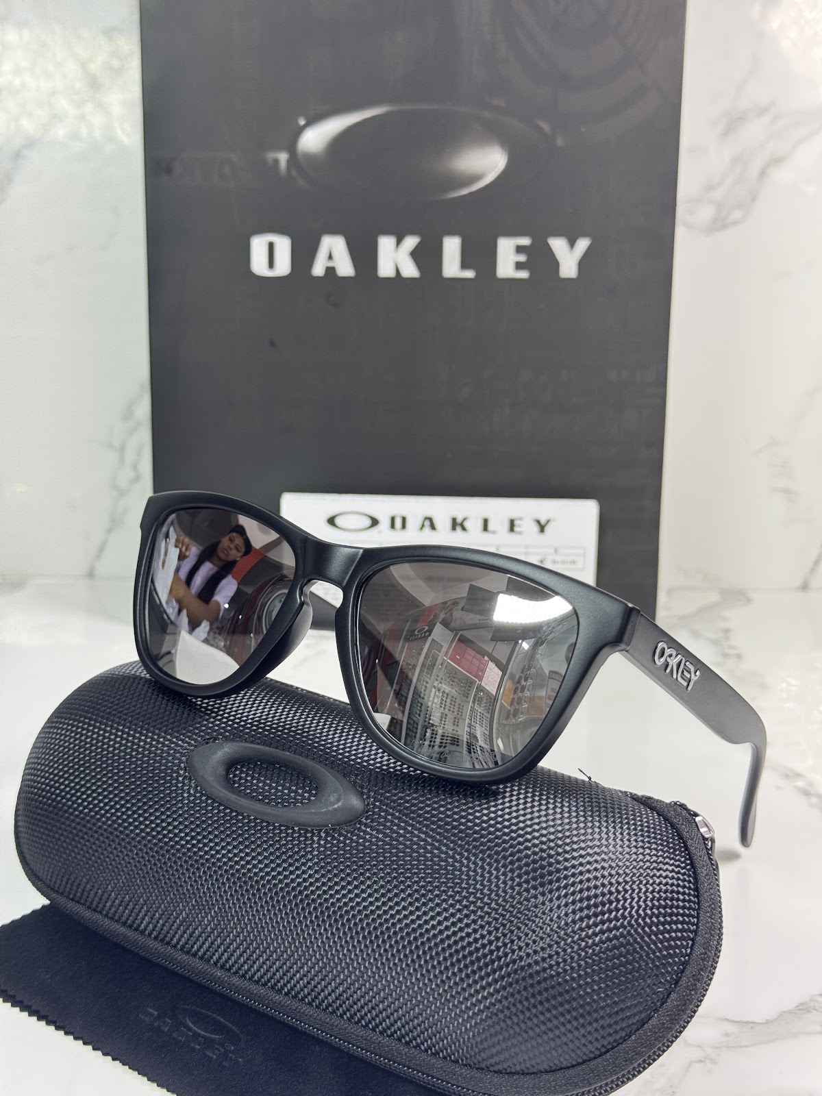 Lentes OAKLEY — Ref. LF-L235-0020 con el packaging mostrado en la fotografía