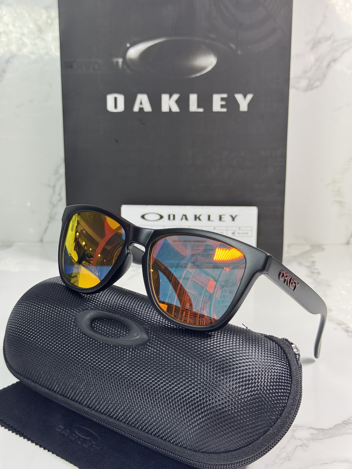 Lentes OAKLEY — Ref. LF-L235-0021 con el packaging mostrado en la fotografía