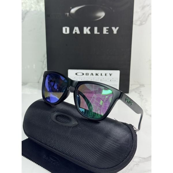 Lentes OAKLEY — Ref. LF-L235-0022 con el packaging mostrado en la fotografía