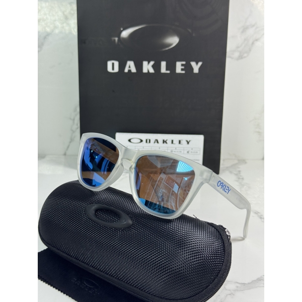 Lentes OAKLEY — Ref. LF-L235-0023 con el packaging mostrado en la fotografía