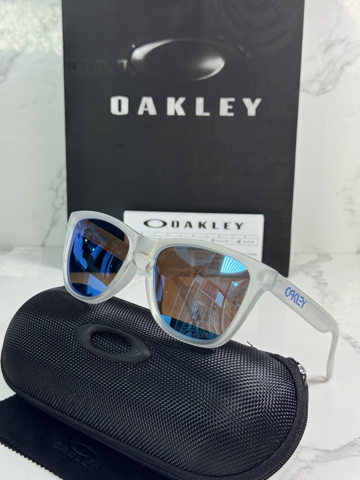 Lentes OAKLEY — Ref. LF-L235-0023 con el packaging mostrado en la fotografía