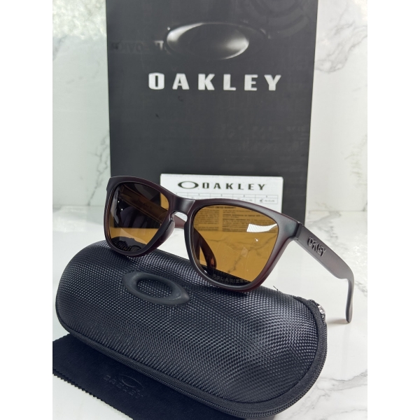 Lentes OAKLEY — Ref. LF-L235-0024 con el packaging mostrado en la fotografía