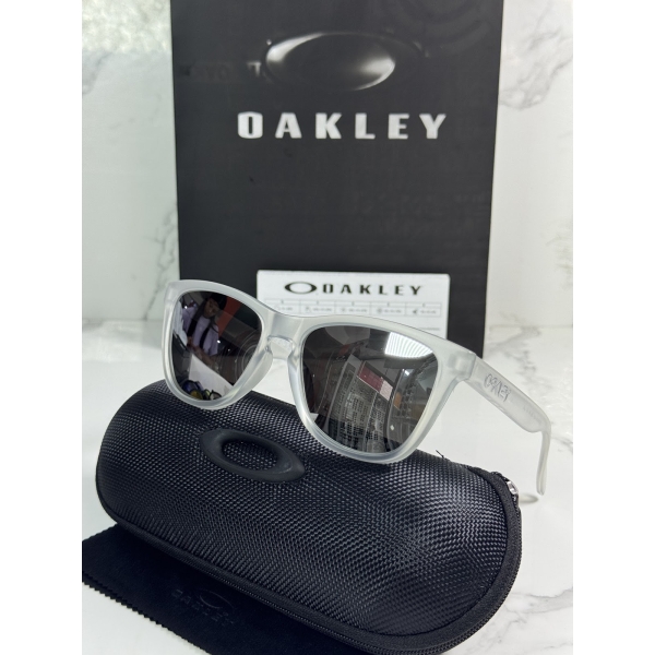 Lentes OAKLEY — Ref. LF-L235-0025 con el packaging mostrado en la fotografía