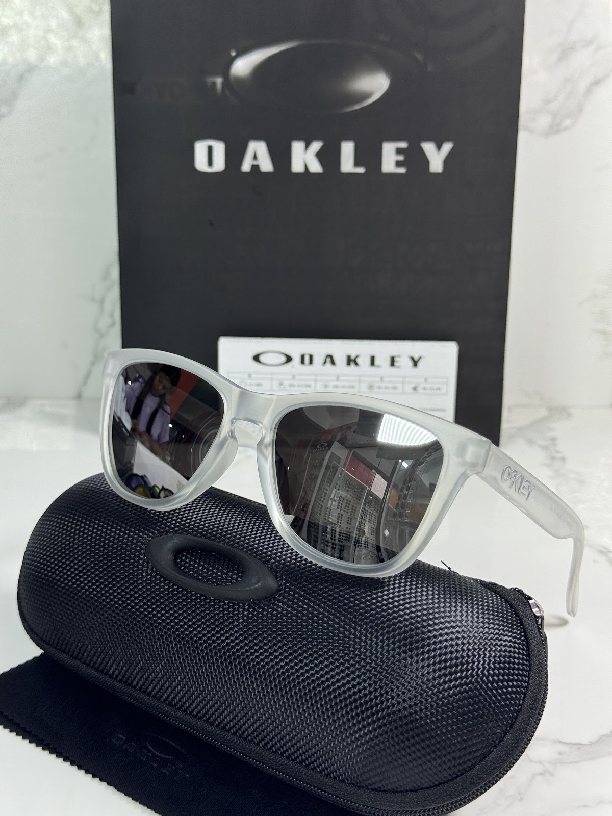 Lentes OAKLEY — Ref. LF-L235-0025 con el packaging mostrado en la fotografía