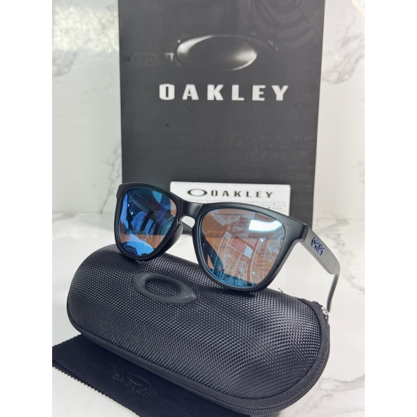 Lentes OAKLEY — Ref. LF-L235-0026 con el packaging mostrado en la fotografía