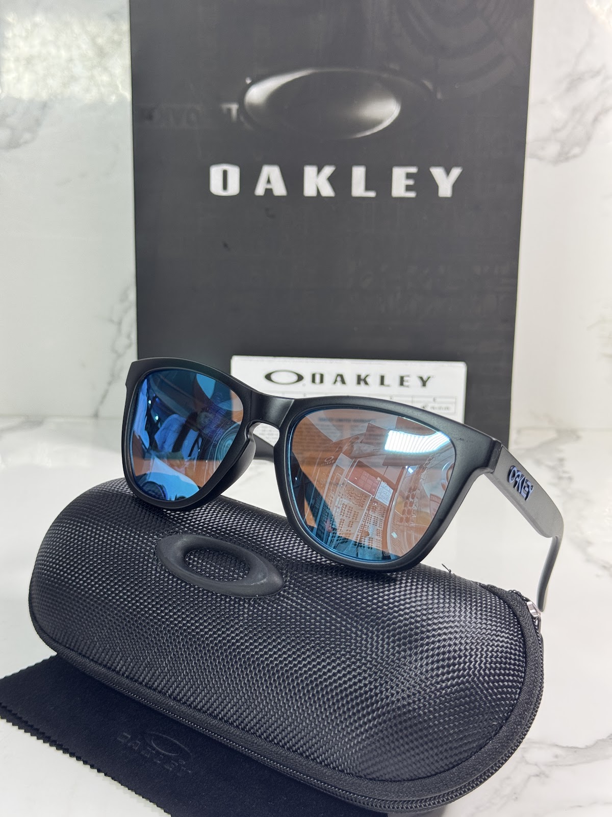 Lentes OAKLEY — Ref. LF-L235-0026 con el packaging mostrado en la fotografía