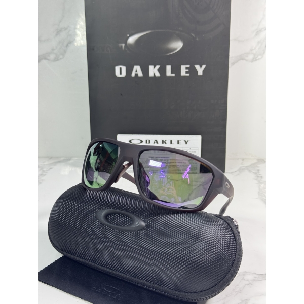 Lentes OAKLEY — Ref. LF-L235-0027 con el packaging mostrado en la fotografía
